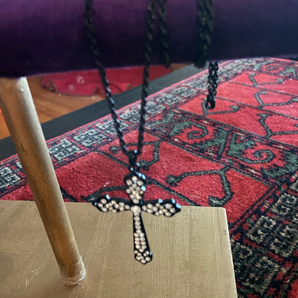 Beautiful crystal cross pendant and chain - Picture 2 of 6